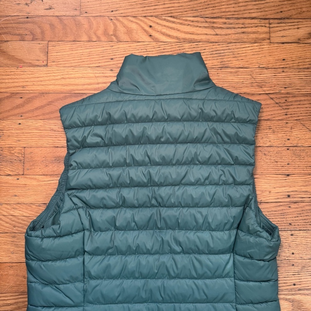 Women’s Old Navy Active Water Resistant Green Puffer Vest Size XS - Picture 6 of 10